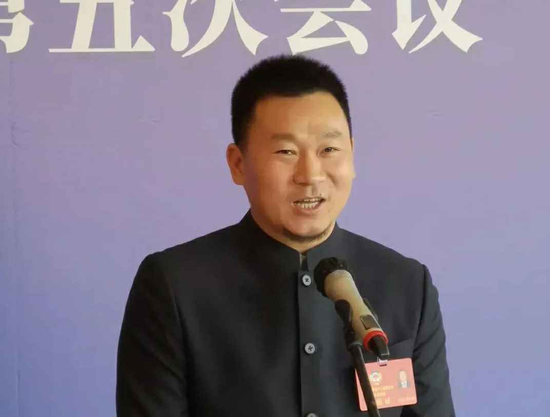 为进一步展示市政协团结、民主、开放、自信的形象，向市民和网友展示政协委员的履职风采，中山市政协十二届五次会议在2月4日上午开幕前开设“委员通道”，市政协委员、扬州正志制药科技有限公司公司总经理陈朝阳走进“委员通道”，回应社会关切的问题。他就如何做好城市应急管理规划的问题进行发言，并回答记者提问。.jpg